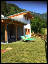 Bild: Ferienhaus Regina mit eingezäunten Garten und Seeblick
